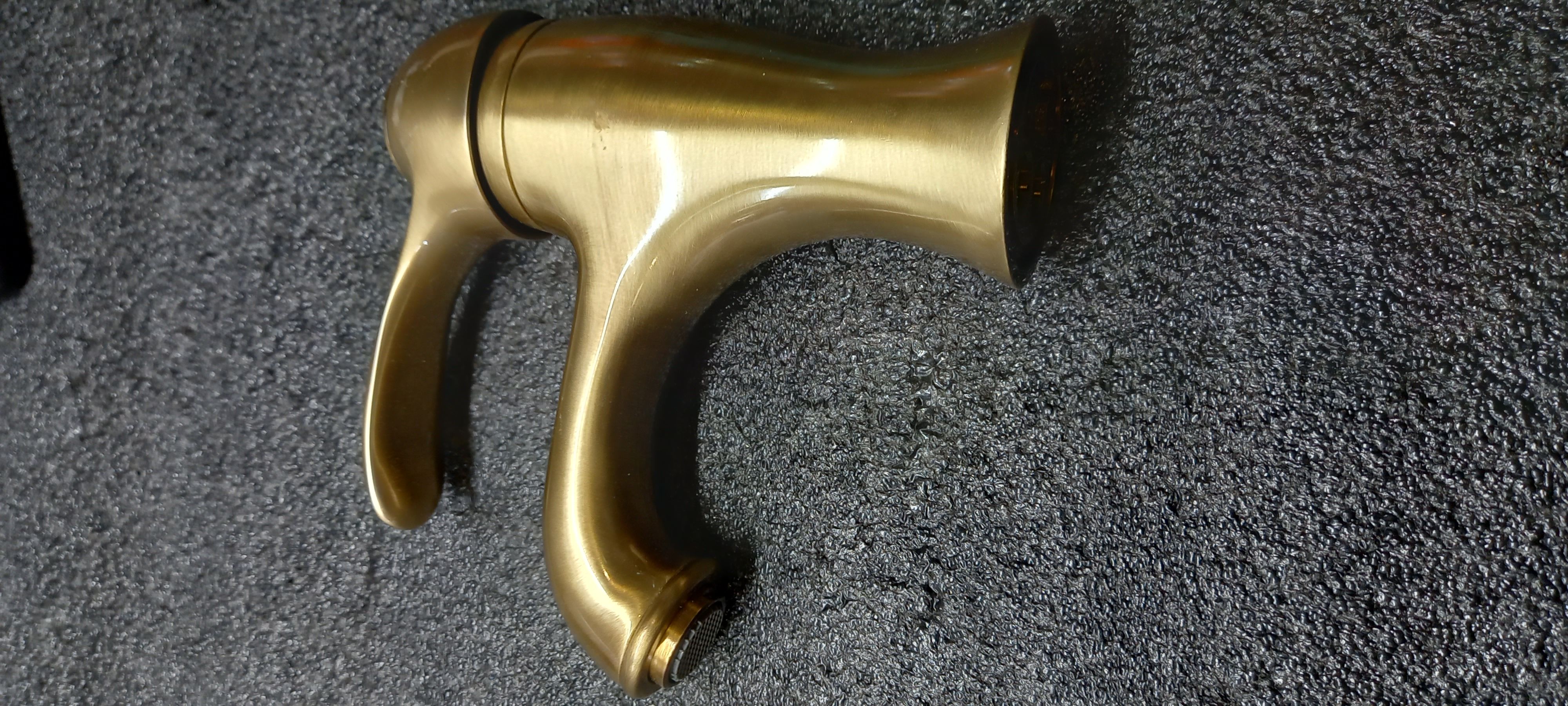 Emmevi Harmony, 22003-8/BR, однорычажный смеситель для раковины (излив 11 см), с донным клапаном, цвет бронза  